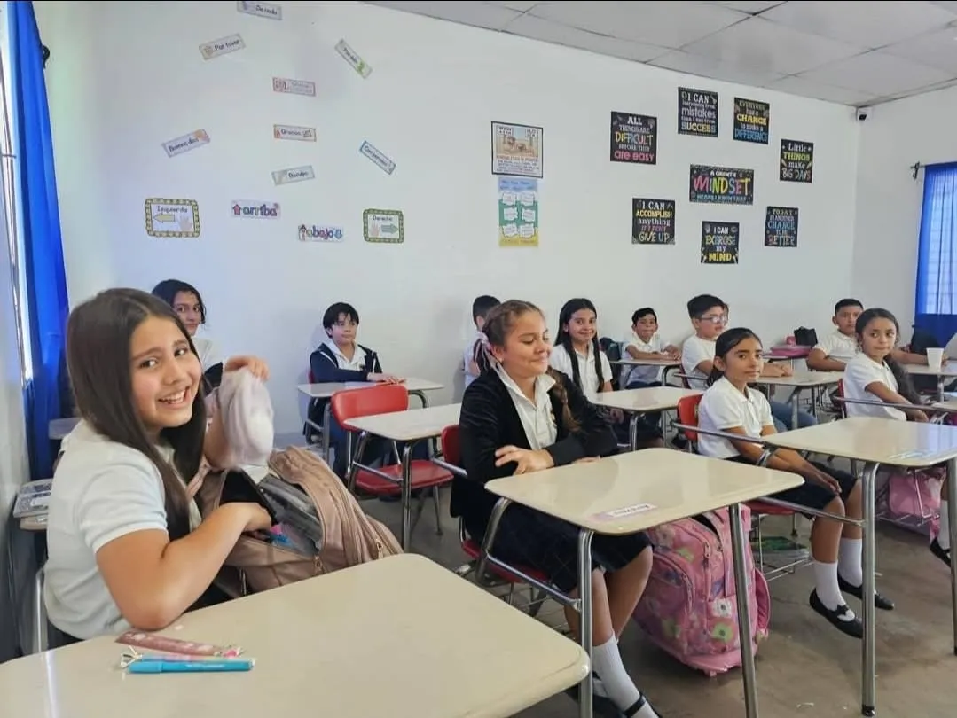 Estudiantes de secundaria de Eagles Academy en su salón de clases