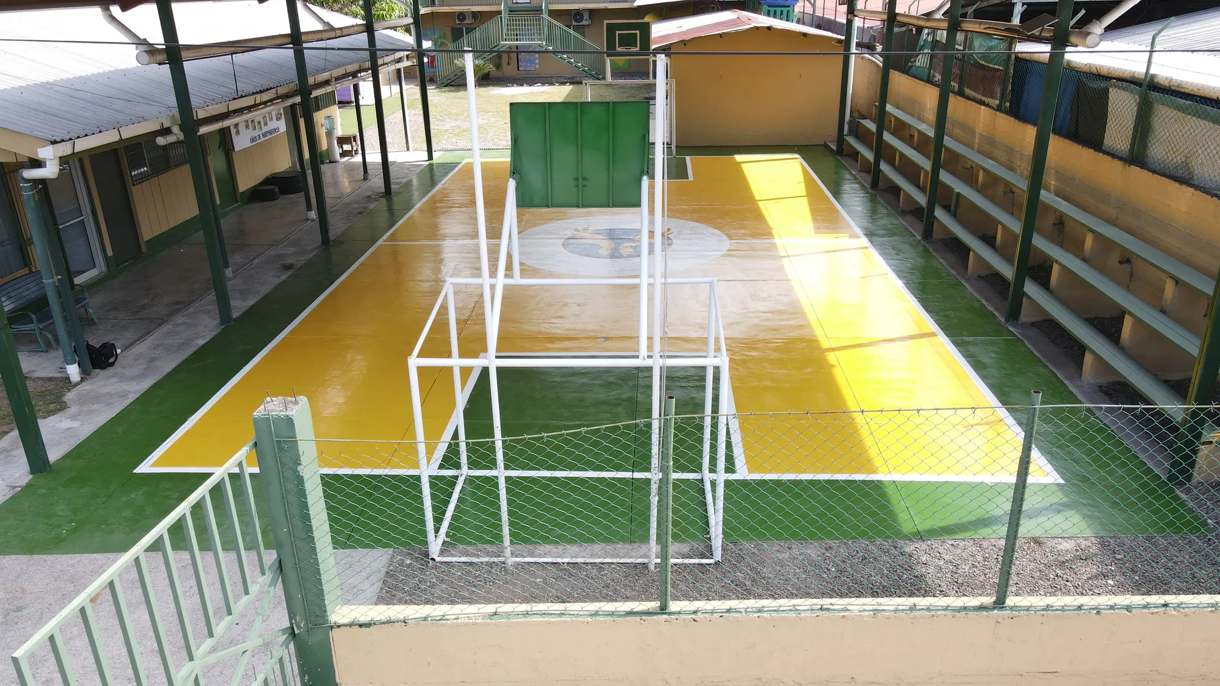 Cancha deportiva multiusos de Eagles Academy con graderías