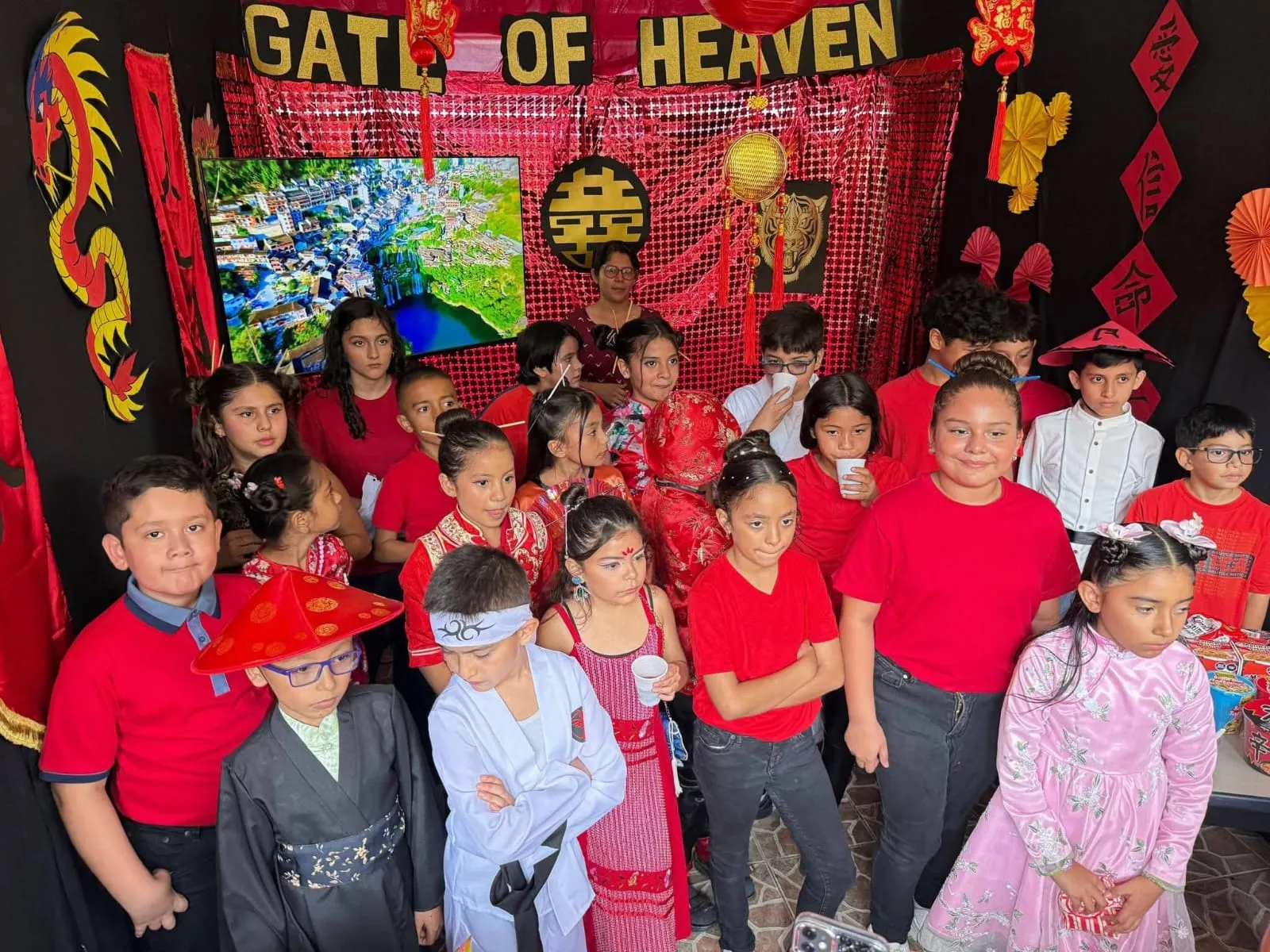 Alumnos con trajes tradicionales en el stand de China de la feria cultural
