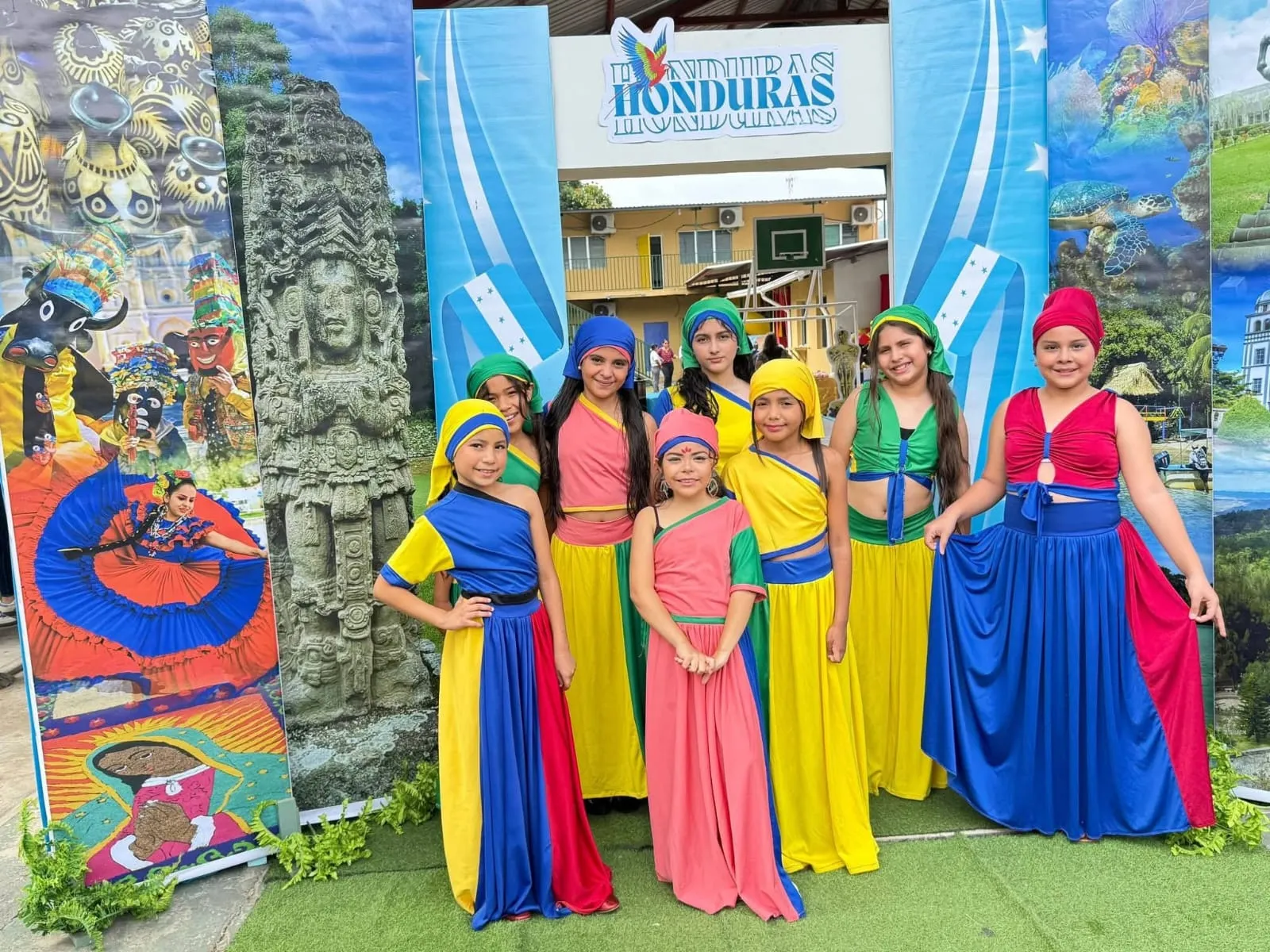 Alumnas de Eagles Academy con trajes folclóricos hondureños en la feria cultural