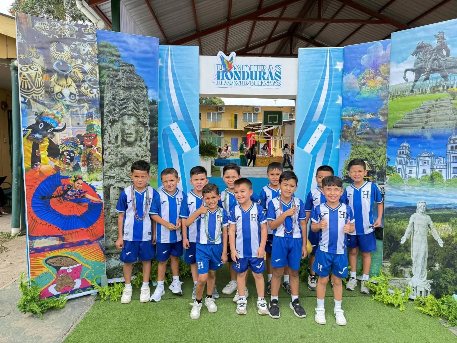 Alumnos con la camiseta de la selección de Honduras en la feria cultural