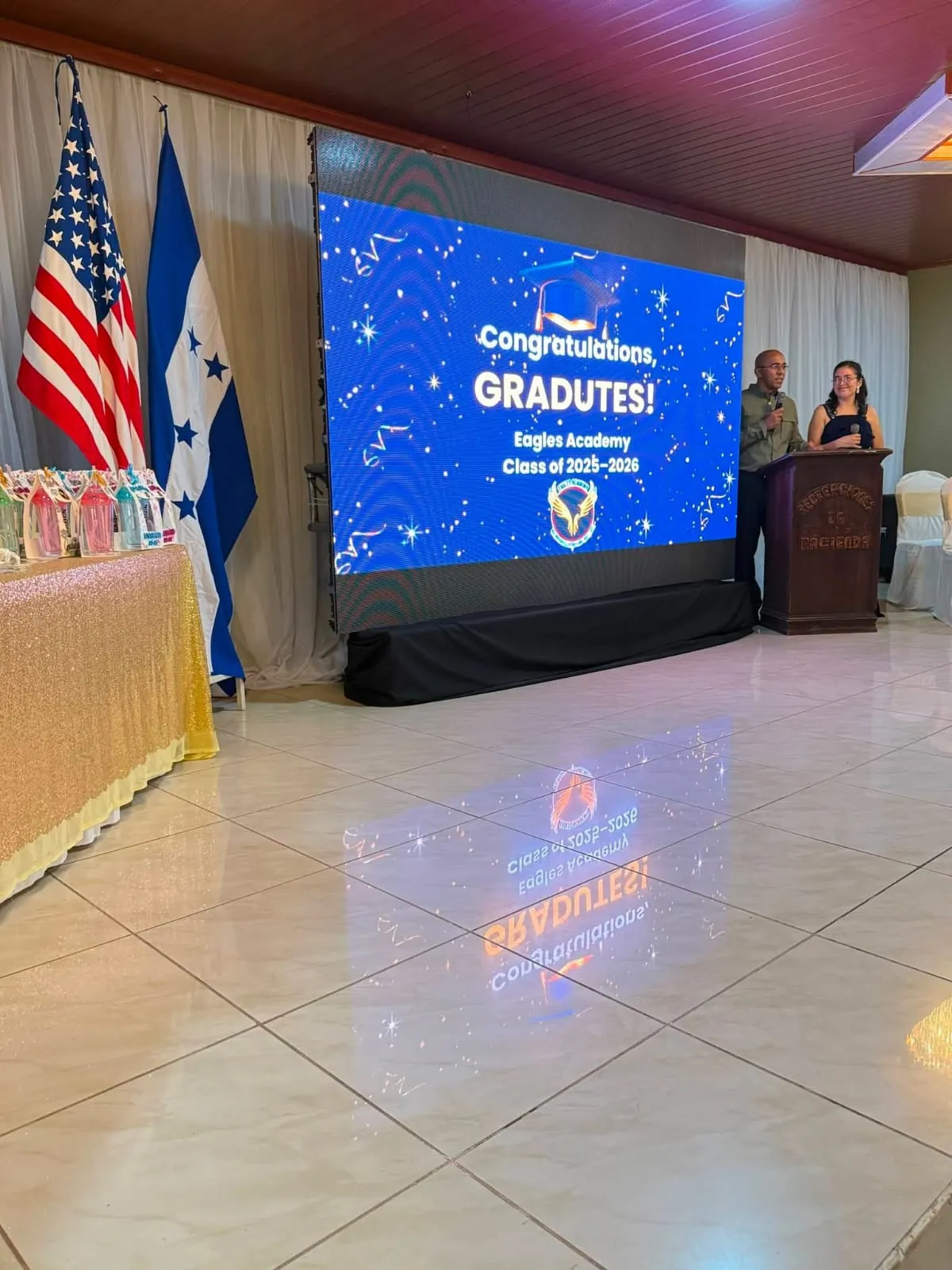 Salón preparado para la ceremonia de graduación de Eagles Academy