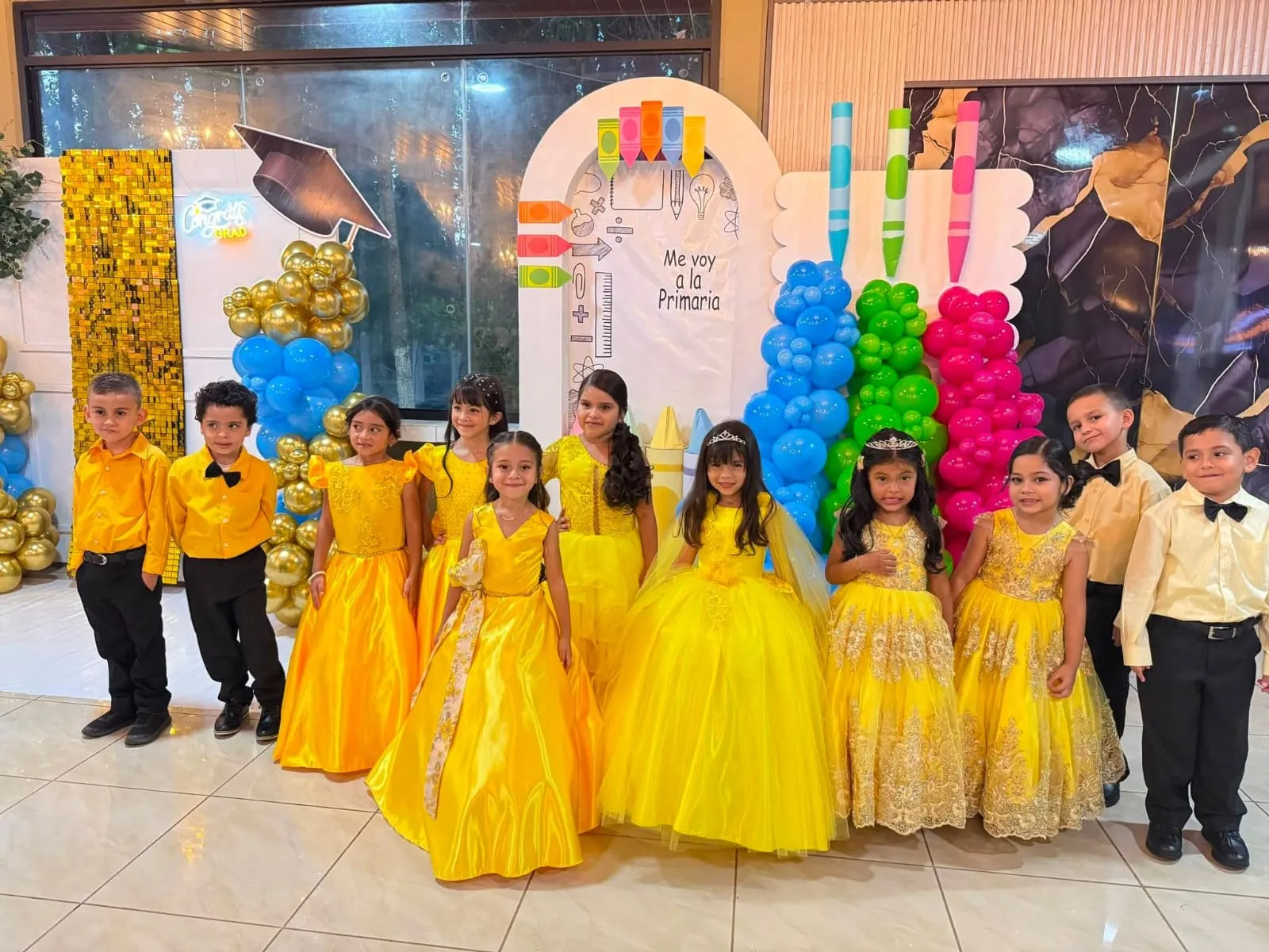 Alumnos de kinder con trajes de gala celebran su paso a la primaria